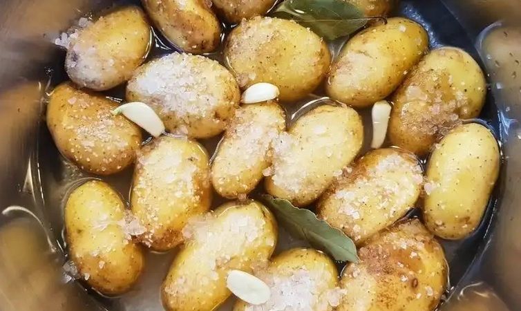 Patatesi asla böyle haşlamayın! Tüm besin değeri yok olup gidiyor… 1